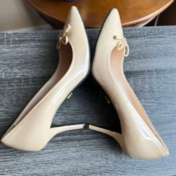 Prada Beige Patent Leather Pointed Toe Bow Pump Heels EU38.5 US8.5 UK5.5 $950 - Picture 10 of 17